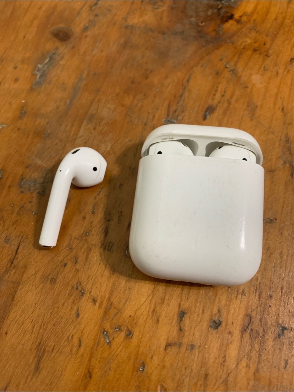 Apple AirPod 2nd gen. Also comes with extra right hand air pod - Picture 2 of 4